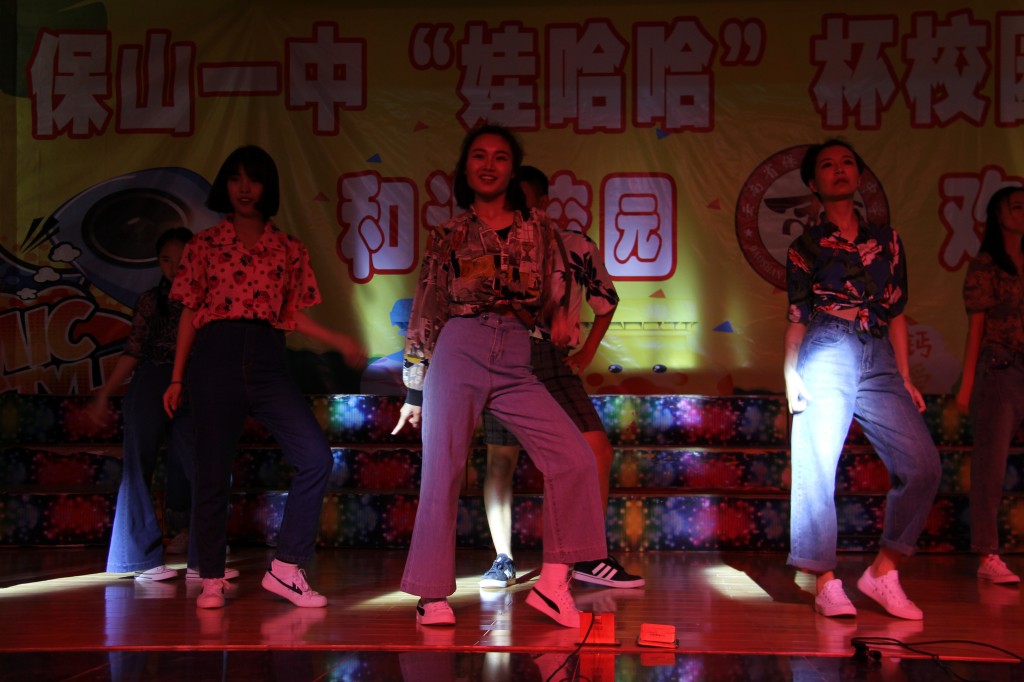 高二年级歌舞表演活动及&ldquo;娃哈哈&rdquo;杯校园歌手大赛圆满举行